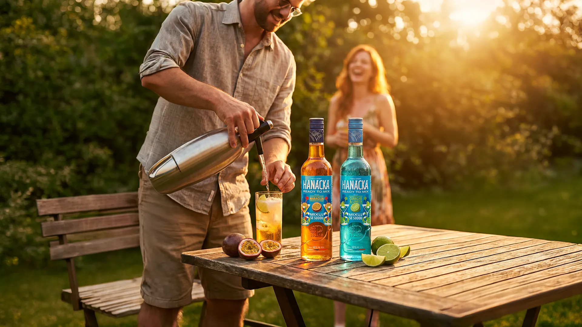 Míchání drinku Hanácká Ready to Mix se sodou na&nbsp;zahradě – láhve Maracuja a Curacao & limeta